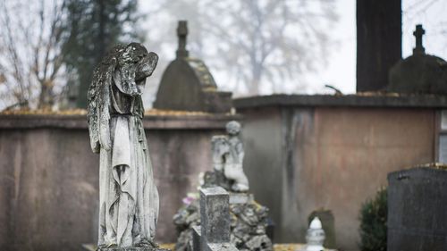 Doi români, urmăriți penal în Franța pentru profanarea unor morminte din 15 cimitire / Au furat  84 de statui și ornamente din bronz / Pagubele sunt estimate la 20.000-25.000 de euro
