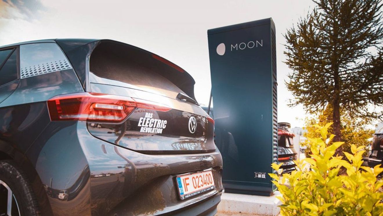 Volkswagen ar putea să îşi revizuiască planurile referitoare la construcţia de uzine de baterii