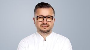 Dr. Ovidiu Ferician, medic urolog Medlife: „Vârsta de diagnosticare a cancerului de prostată a scăzut până la 50 de ani. Din fericire, dacă ai deja în familie un caz, există un panel genetic care îți poate identifica acest risc”