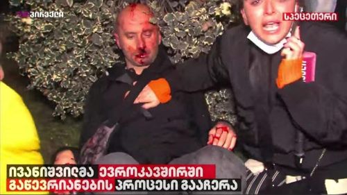 VIDEO Georgia: Poliţia a folosit gaze lacrimogene împotriva manifestanţilor pro-UE / Un ziarist a fost pus la pământ cu un pumn de către un polițist