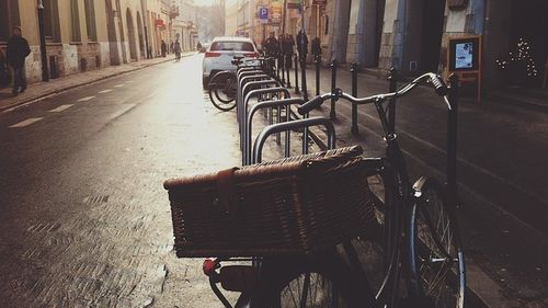 Clădirile publice vor trebui dotate cu structuri metalice care să permită parcarea concomitentă a cel puțin zece biciclete - proiect de lege