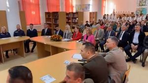 Ministra Justiției, Alina Gorghiu, și ministra Educației, Ligia Deca, folosesc elevi în campania electorală pentru alegerile parlamentare în care ambele candidează din partea PNL / Copiii – filmați în mediul școlar