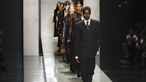 Cum explorează Dolce & Gabbana dualitatea puterii feminine în colecția de la Milan Fashion Week