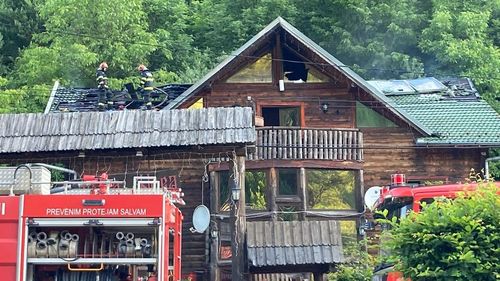 Incendiu la o cabană din Sibiu în care erau cazate 52 de persoane / A ars în totalitate acoperișul, iar ultimul etaj a fost distrus de apă