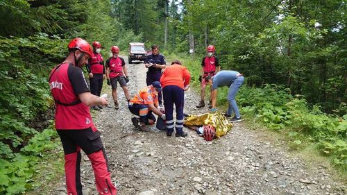 Un ciclist a murit pe un drum forestier de pe masivul Ceahlău, după ce a căzut de pe bicicletă