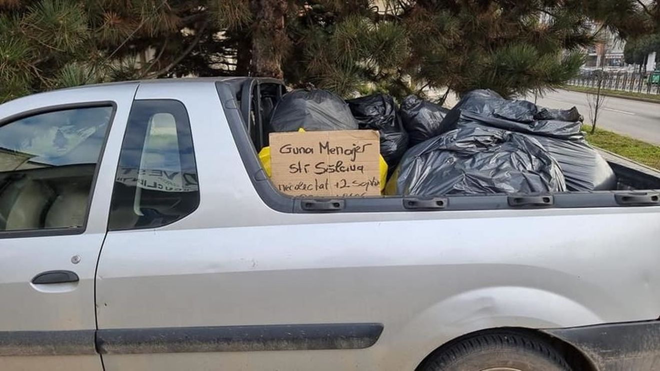 Locuitorii de pe o stradă din Alba Iulia, care susțin că gunoierii nu au trecut de două săptămâni, au dus deșeurile la sediul firmei de salubritate