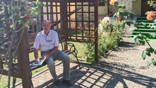 Viceprimarul unei comune din Buzău acordă audienţe în curtea primăriei, pe o bancă / Nu are birou în clădirea primăriei, fiind refuzat de către primar