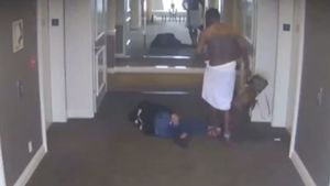 Rapperul P. Diddy își cere scuze după publicarea unei înregistrări video în care își lovește violent fosta iubită