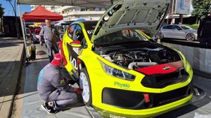 VIDEO: Începe Super Rally 2024 la Alba Iulia: Zeci de mașini puternice pe străzi din oraș. Programul competiției