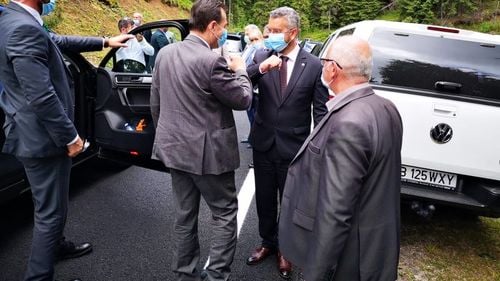 Premierul Orban, în vizită pe Transalpina: Calitatea drumului lasă încă de dorit în anumite zone. Lucrarea trebuie să fie finalizată. Acum trebuie să vedem dacă mai există Romstrade