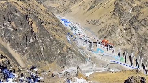 China finalizează construcţia celui mai lung tunel de autostradă din lume în Xinjiang