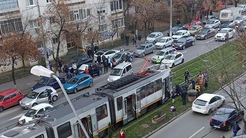 Fetiță de circa 10 ani, lovită de tramvai pe Calea Rahovei