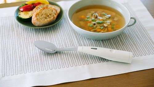 Japonia: Lingura electrică Kirin, premiată cu Ig Nobel - o distincție pentru realizări științifice ciudate sau inutile - a fost pusă în vânzare/ Instrumentul face ca mâncarea să pară mai sărată și ajută la o alimentație sănătoasă