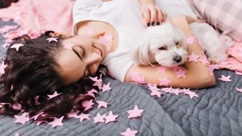 Dacă dormi cu animalul de companie în pat, ai aceste șapte calități, susțin psihologii. Ce te diferențiază de restul lumii