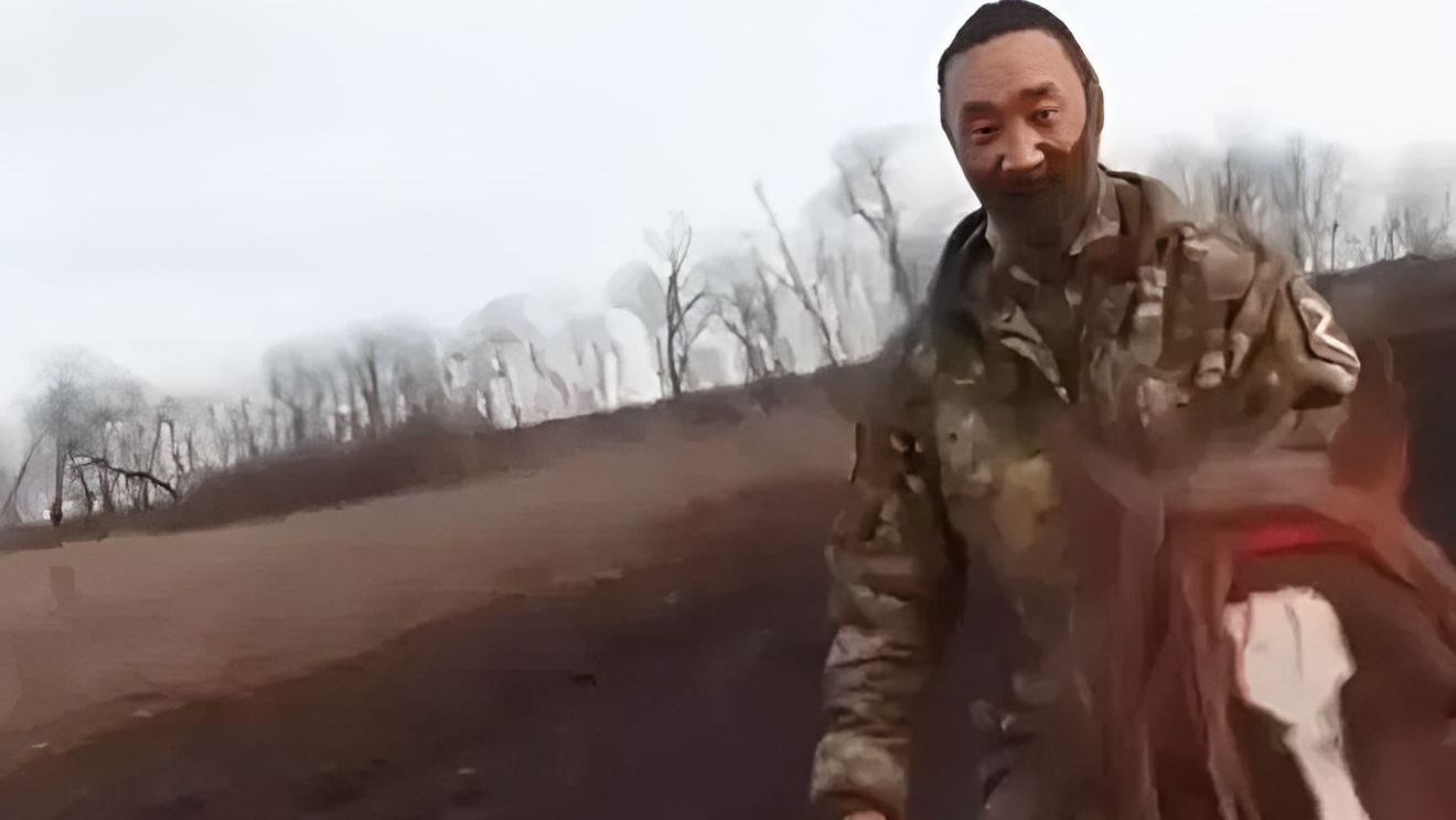 După ce Rusia a pierdut 15.000 de vehicule în Ucraina, unii dintre militarii săi au fost surprinși călărind cai: „Întoarcerea la vremurile Imperiului Rus” / Rata ridicată a pierderilor de vehicule blindate depășește cu mult capacitatea de producție a Moscovei (VIDEO)
