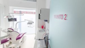REPORTAJ Viața și problemele medicilor din singura clinică stomatologică românească din Italia: ”Nu m-aș întoarce în țară nici dacă mi s-ar da de cinci ori salariul de aici”