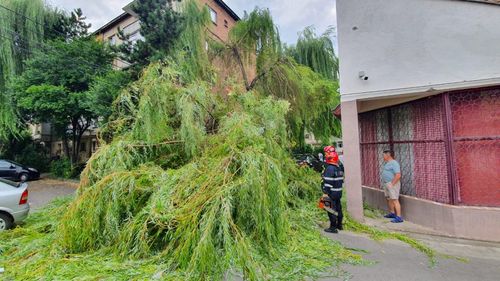 Alba Iulia: Furtună puternică, joi seara, urmată de o avertizare de Cod Roșu