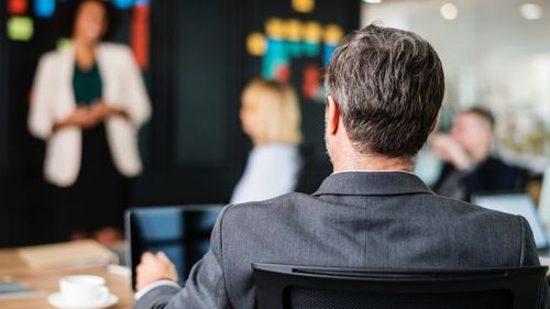 Patru cercetători români au descoperit că, la catedră, aparențele contează: Elevii au o percepție mai bună despre profesorii care se îmbracă “business”, afirmă studiu realizat pe un grup de elevi din Suceava