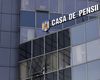 Şapte persoane au fost reţinute după percheziţiile la Casa de Pensii din Bucureşti, alte 13 fiind cercetate sub control judiciar