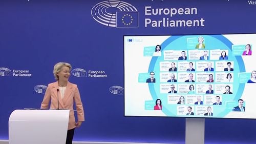 Roxana Mînzatu, despre cote de gen în politică: Când un bărbat eşuează, nu-i spunem „du-te acasă că eşti bărbat”. Dacă o femeie e sub reflector şi face o greşeală „vedeţi, aţi vrut femei, să vină un bărbat că n-ai cu cine”