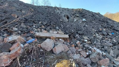 EXCLUSIV Pentru muntele de moloz depozitat în mijlocul naturii, Primăria Comăneşti s-a ales cu plângere penală și amendă de 50.000 lei / Cazul a fost semnalat în exclusivitate de G4Media.ro