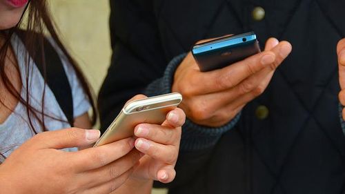 Soluția aplicată în Franța pentru a interzice accesul copiilor sub 15 ani la social media. Publicitatea pentru rețele sociale către minori, inclusiv prin influenceri, este interzisă - analiză Edupedu.ro