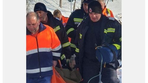 Bărbat cu afecţiuni respiratorii grave, transportat de salvatorii din Hunedoara mai mult de un kilometru pe jos, din cauza drumului plin de zăpadă şi gheaţă