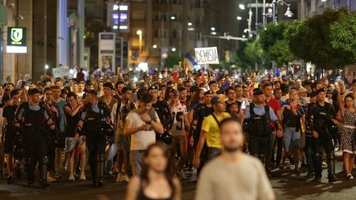 LIVE TEXT VIDEO A treia zi de protest în Piața Victoriei. Peste 10.000 de manifestanți la București și alte câteva mii în marile orașe au cerut demisia Guvernului/ Un grup de manifestanți a plecat în marș pe Calea Victoriei și a revenit în Piață la miezul nopții