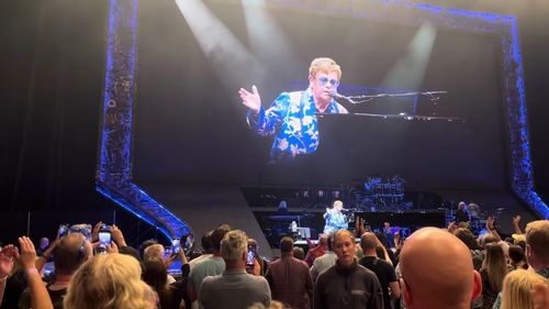 Elton John a stat o noapte la spital după ce a alunecat și a căzut în vila sa din Franţa