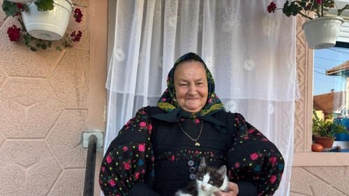 La 70 de ani, într-un colț de Țara Oașului, o bunică găsește alinarea în glasul animalelor și frumusețea portului: Interviu special – în Țara Oașului (VIDEO&FOTO)