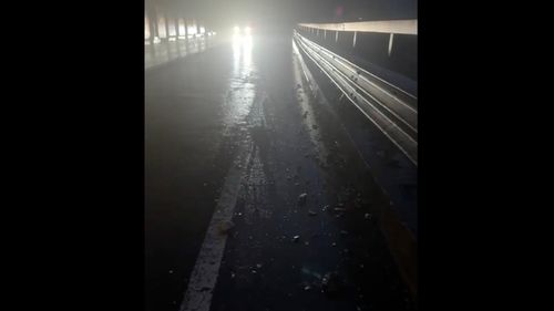 VIDEO Trafic alternativ pe Valea Oltului, în zona localității Boița, după ce mai multe pietre de pe versant au căzut pe carosabil