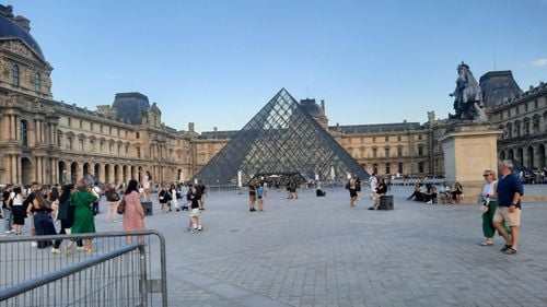 Muzeul Luvru va reuși abia în 2032 să își remedieze problemele de securitate, se arată într-un raport al Curții de Conturi a Franței