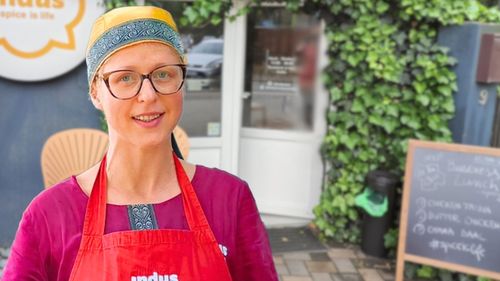 FOTO-VIDEO | Cum a ajuns o ziaristă să deschidă un restaurant cu mâncare pakistaneză la Iași. Andreea Luca gătește mâncare tradițională folosind ingrediente și condimente provenite din Pakistan: „Cea mai frumoasă parte a acestei aventuri este reacția clienților”