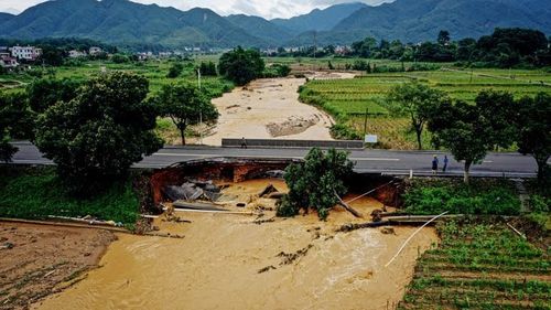 Preşedintele chinez Xi Jinping a cerut eforturi totale de salvare după prăbuşirea unui pod de autostradă, vineri, care a ucis 11 oameni, 30 fiind dispăruţi