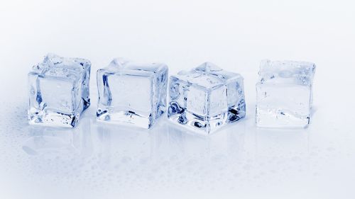 O fabrică de gheață din Iași produce 15 tone de cuburi de gheață în fiecare zi / „Începem în mai și terminăm la 1 septembrie. Iarna, de exemplu, nu pot să susțin patru oameni“