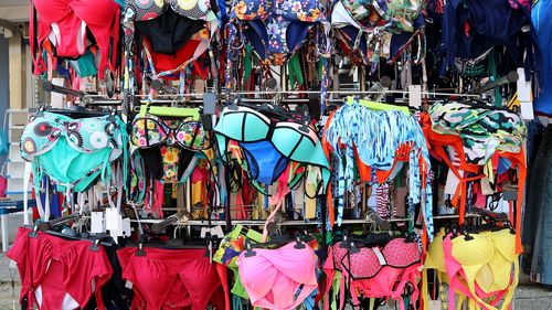 Piața costumelor de baie accelerează: trendul bikinilor și comerțul online impulsionează creșterea categoriei