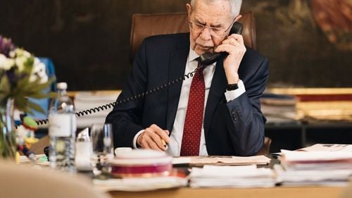 Președintele Austriei: "Regret profund decizia guvernului austriac de a bloca aderarea României și Bulgariei la Schengen. Blocada Schengen nu rezolvă deloc problema migranților. Economia austriacă este acum amenințată cu sancțiuni din cauza contramăsurilor românești"