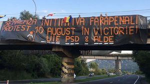 Mesajul ”_UIE PSD & ALDE”, alături de îndemnul de participare la mitingul de pe 10 august, au fost afișate duminică pe un pod de pe DN1