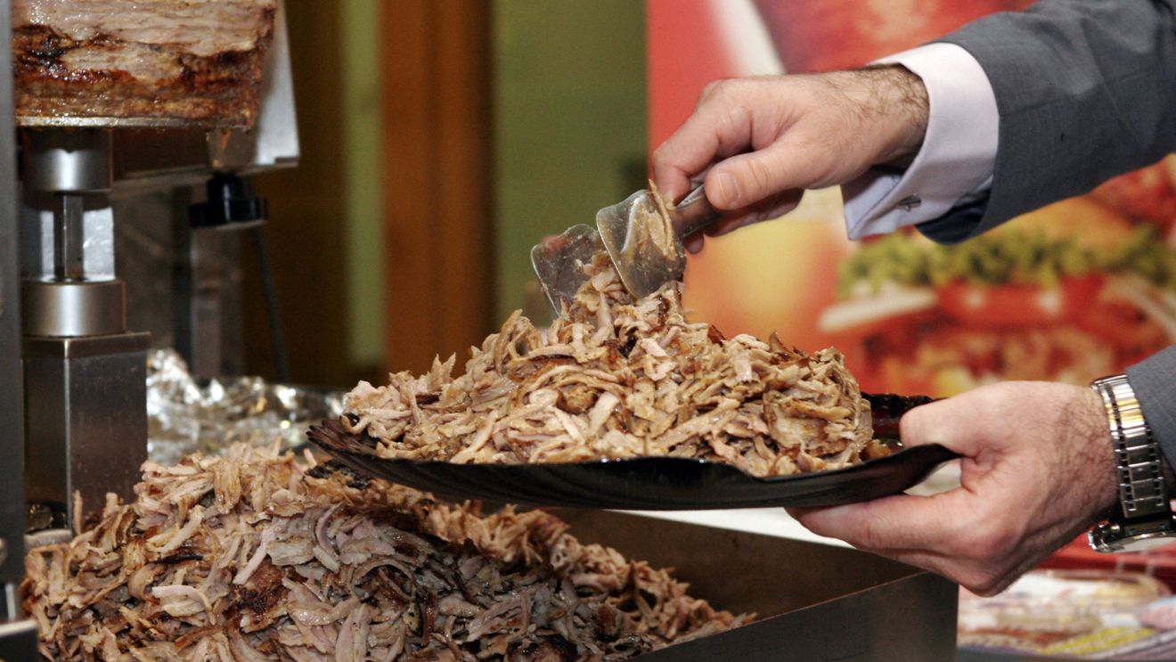 Germanii cer plafonarea prețului și subvenții pentru kebab, care a ajuns să coste 10 euro / În Berlin se consumă zilnic 400.000 de kebab doner
