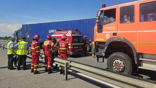 Trei copii şi 11 adulţi, răniţi într-un accident rutier pe autostrada A1 Deva-Nădlac, în zona localităţii timişene Margina / Au fost implicate cinci autoturisme, un autotren şi o autoutilitară