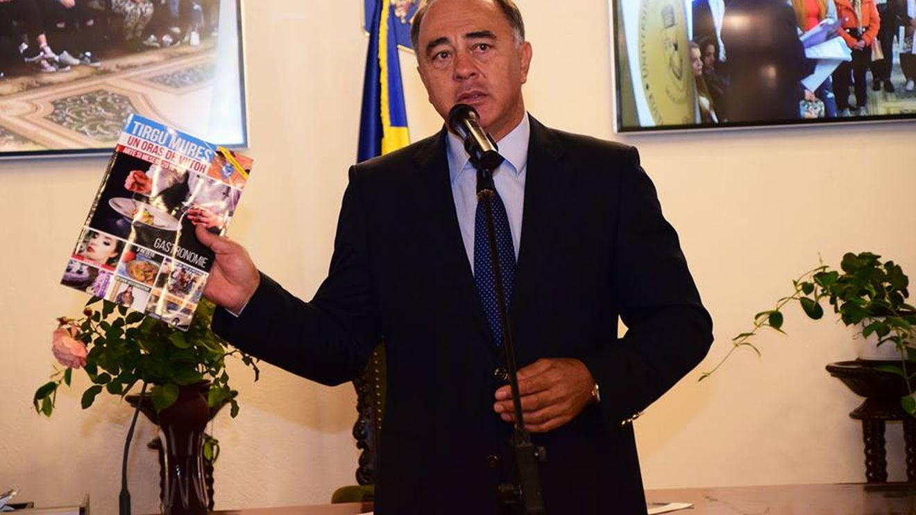 Un polițist local din Târgu Mureș îl acuză pe primarul Dorin Florea că l-a concediat pentru că a purtat un tricou cu inscripția ”Fără penali în funcții publice”