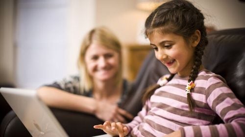 British Council publică cursuri online gratuite și videoclipuri interactive pentru învățarea limbii engleze de către copii și adulți, care pot fi folosite de orice familie