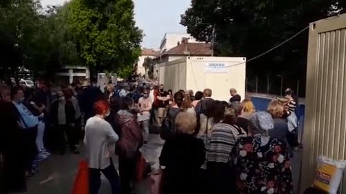 VIDEO Coadă de sute de persoane la Institutul Oncologic din Cluj / Prefectul: „Vin aproape 2000 de pacienți pe săptămână, iar triajul durează. Toată lumea e testată”
