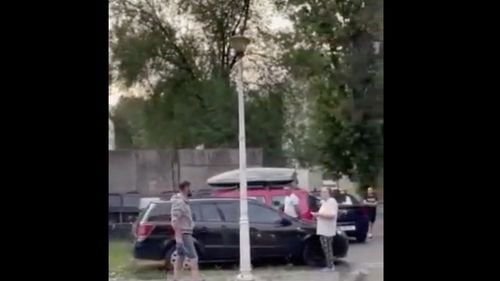 VIDEO București: Intervenție în forță a polițiștilor în Pantelimon pentru anihilarea unui individ care amenința cu cuțitul mai multe persoane