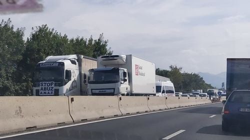 Protest cu zeci de TIR-uri în județul Sibiu, care au circulat cu 10 km/h. Transportatorii sunt nemulțumiți de impozitarea diurnelor