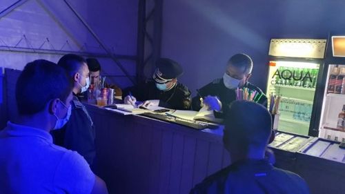 Chef cu 170 de persoane într-un club din Corabia, oprit de polițiști. „Băăăă, ce aveți cu noi? Dansăm, nu facem altceva“ - Adevărul.ro