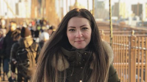 Povestea profesoarei care a vrut să-și cunoască toți elevii de clasa a V-a, nu doar jumătate, încă din prima zi de școală. Mădălina Peltea: Au fost foarte fericiți! Folosesc la toate orele Zoom, Whatsapp și tabla inteligentă, căreia îi dau screen share și toți copiii de acasă văd ce scriu