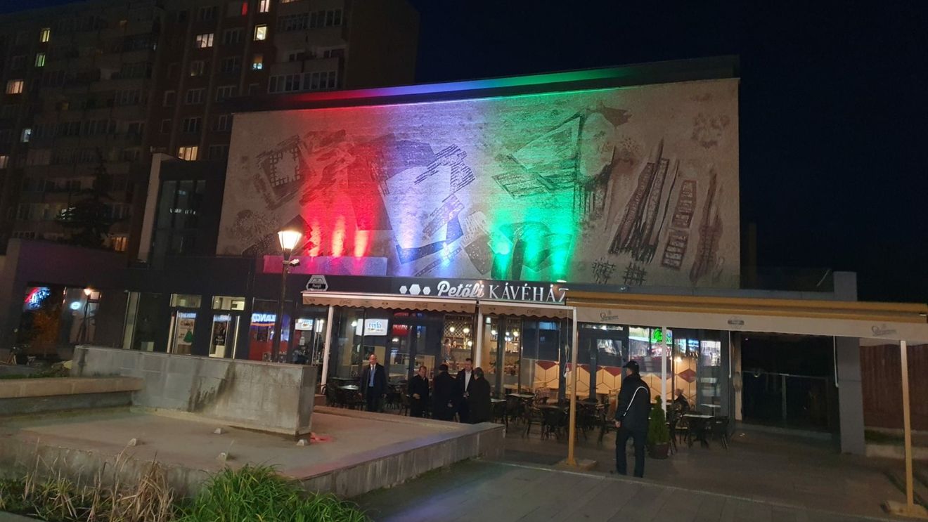 Clădiri din Miercurea-Ciuc au fost iluminate în culorile drapelului Ungariei, cu ocazia comemorării Revoluţiei Ungare din 1956