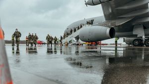 Oficial înalt din Departamentul Apărării: Un aerodrom secret din Europa de Est găzduiește un efort multinațional de a trimite arme în Ucraina