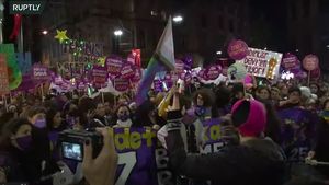 VIDEO Turcia: Poliția a folosit gaze lacrimogene pentru a dispersa sute de femei care manifestau împotriva deciziei statului de a se retrage dintr-un tratat internaţional care protejează femeile